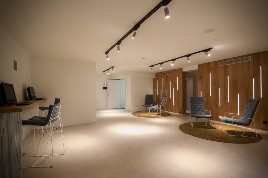 Foyer &amp; Internet Corner